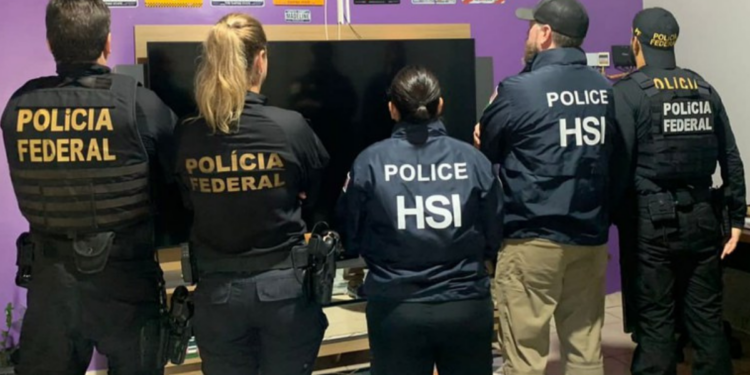 Polícia Federal deflagra Operação Perfídia para investigar esquema de emissão fraudulenta de passaportes brasileiros usados para migração ilegal.