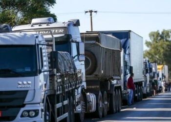 Greve de caminhoneiros começa após alta do diesel e pode afetar abastecimento no Brasil.