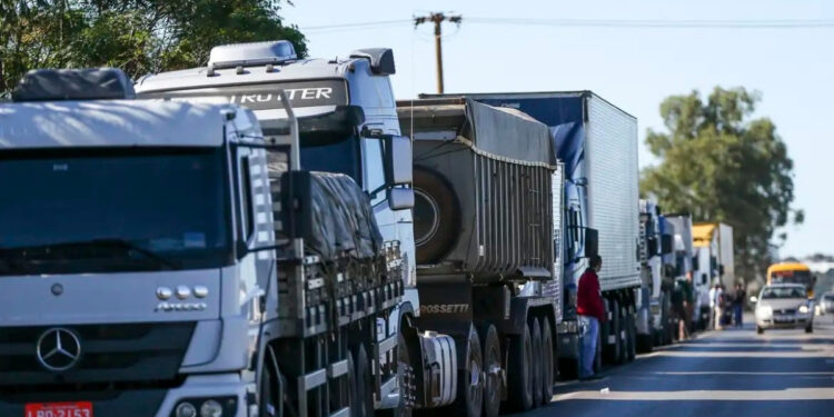 Greve de caminhoneiros começa após alta do diesel e pode afetar abastecimento no Brasil.