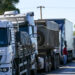 Greve de caminhoneiros começa após alta do diesel e pode afetar abastecimento no Brasil.