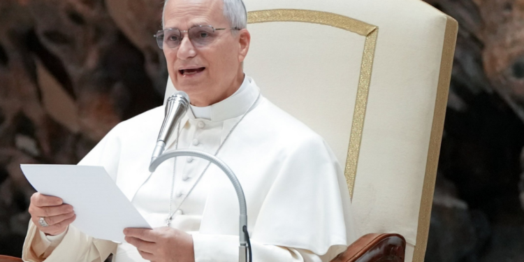 Papa Leo XIV durante audiência no Vaticano em encontro com padres e seminaristas sobre o sacramento da reconciliação.
