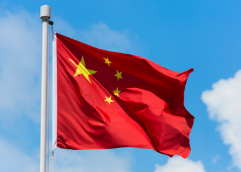 China anuncia descoberta de grandes reservas de terras raras, fluorita e barita em Sichuan, fortalecendo sua liderança global em minerais estratégicos e tecnologia.