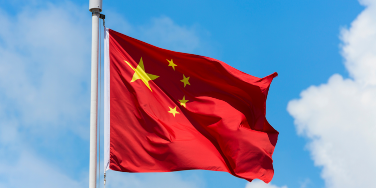 China anuncia descoberta de grandes reservas de terras raras, fluorita e barita em Sichuan, fortalecendo sua liderança global em minerais estratégicos e tecnologia.