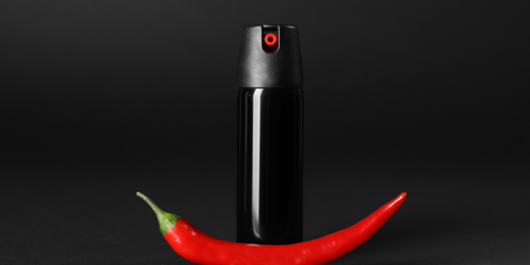 Liberação do spray de pimenta para mulheres gera debate sobre segurança