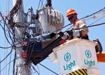 Aneel aprova reajuste médio de 15,46% na conta de luz da Enel Rio. Novas tarifas passam a valer em 15 de março e atingem quase 3 milhões de consumidores no estado.