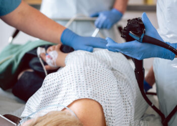 Proposta prevê teste de sangue oculto e colonoscopia para diagnóstico precoce.