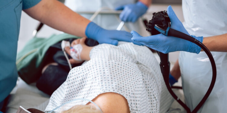 Proposta prevê teste de sangue oculto e colonoscopia para diagnóstico precoce.