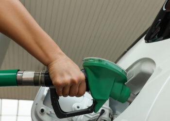 Alta do petróleo já encarece diesel e gasolina e pode pressionar inflação no Brasil.