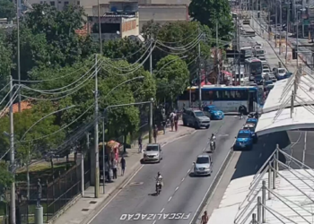 Ataque na Praça Seca: criminosos sequestram ônibus, bloqueiam vias e afetam diversas linhas do transporte público no Rio