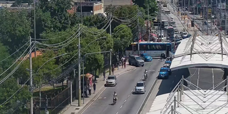 Ataque na Praça Seca: criminosos sequestram ônibus, bloqueiam vias e afetam diversas linhas do transporte público no Rio