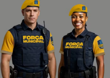 Prefeitura do Rio lança força armada da Guarda Municipal com 600 agentes para combater furtos e roubos. Medida divide opiniões sobre segurança e riscos.