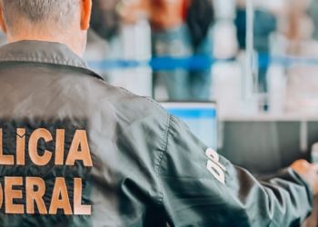 Polícia Federal prende homem foragido por violência doméstica no Aeroporto do Galeão, no Rio. Suspeito foi detido durante embarque e encaminhado ao sistema prisional.