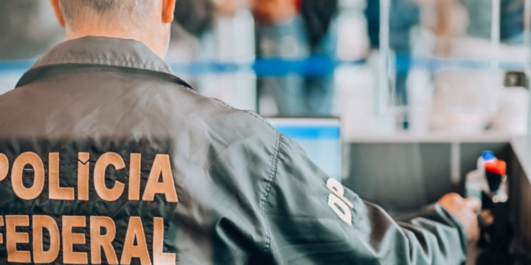 Polícia Federal prende homem foragido por violência doméstica no Aeroporto do Galeão, no Rio. Suspeito foi detido durante embarque e encaminhado ao sistema prisional.