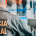 Polícia Federal prende homem foragido por violência doméstica no Aeroporto do Galeão, no Rio. Suspeito foi detido durante embarque e encaminhado ao sistema prisional.