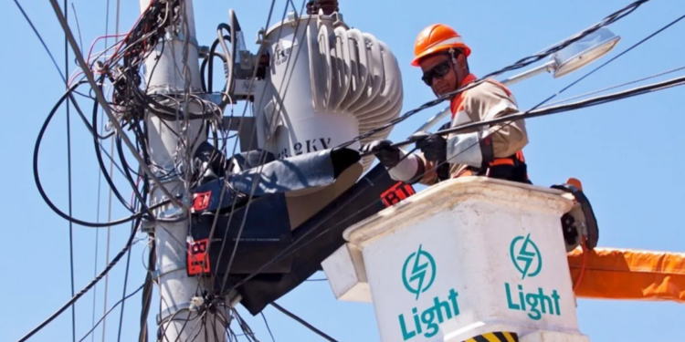 Aneel aprova reajuste médio de 15,46% na conta de luz da Enel Rio. Novas tarifas passam a valer em 15 de março e atingem quase 3 milhões de consumidores no estado.