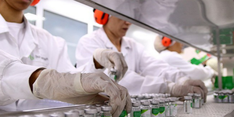 Fiocruz fecha acordo com a China para ampliar a produção de vacinas no Brasil. Parceria inclui tecnologia, pesquisa e fortalecimento do sistema de saúde.