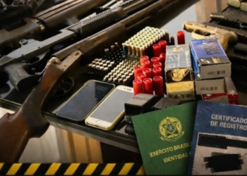 Armas e munições apreendidas durante operação da Polícia Civil que investiga esquema de compra ilegal no Norte Fluminense.