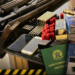 Armas e munições apreendidas durante operação da Polícia Civil que investiga esquema de compra ilegal no Norte Fluminense.
