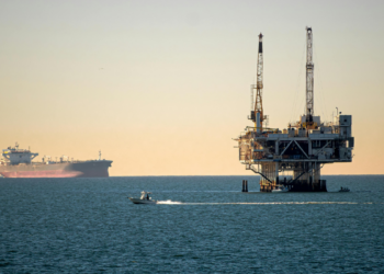 Irã ataca navios no Golfo Pérsico e alerta sobre petróleo a US$ 200 por barril. Conflito com EUA e Israel aumenta tensão geopolítica e afeta mercados globais de energia.
