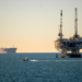 Irã ataca navios no Golfo Pérsico e alerta sobre petróleo a US$ 200 por barril. Conflito com EUA e Israel aumenta tensão geopolítica e afeta mercados globais de energia.