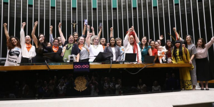 Congresso aprova projeto que regulamenta a profissão de doula, definindo funções, direitos e qualificações, reforçando apoio ao parto humanizado e à autonomia das gestantes.