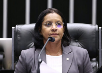 Câmara aprova projeto que regulamenta sprays de pimenta para defesa feminina, estabelecendo limites de uso, capacitação e rastreabilidade do dispositivo.