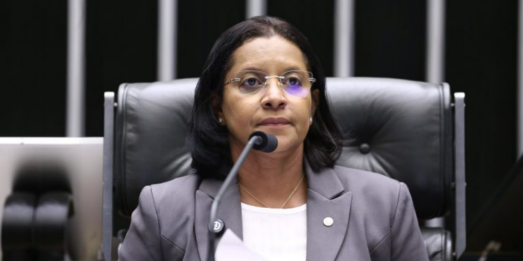 Câmara aprova projeto que regulamenta sprays de pimenta para defesa feminina, estabelecendo limites de uso, capacitação e rastreabilidade do dispositivo.
