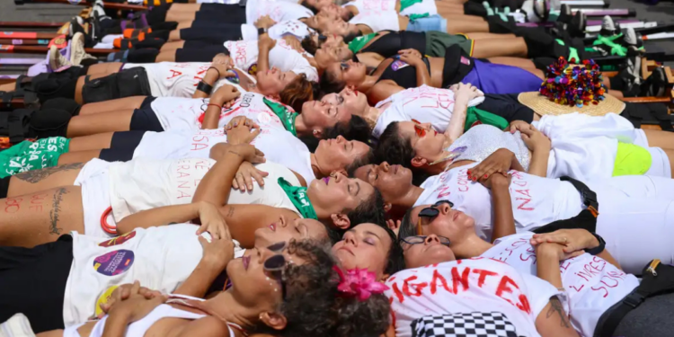 Tribunal de Justiça do Rio de Janeiro emite mais de 18 mil medidas protetivas para mulheres vítimas de violência em 2026, mas apenas 596 resultaram em prisões, segundo dados oficiais.