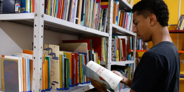 Alerj aprova projeto que cria o programa Jovens Embaixadores do Livro para incentivar leitura e formação cultural entre jovens no estado do Rio de Janeiro.