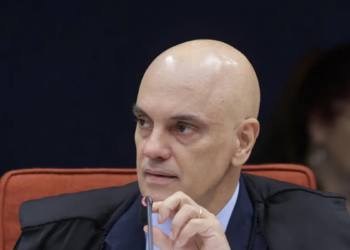 STF nega pedido de visita do assessor norte-americano Darren Beattie a Jair Bolsonaro; ministro Alexandre de Moraes citou ausência de comunicação à diplomacia e agenda oficial.