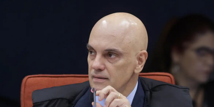 STF nega pedido de visita do assessor norte-americano Darren Beattie a Jair Bolsonaro; ministro Alexandre de Moraes citou ausência de comunicação à diplomacia e agenda oficial.