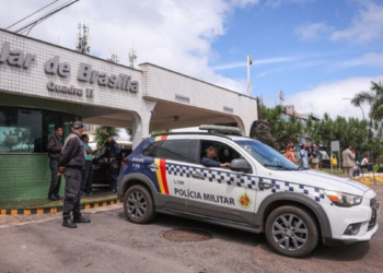 Alexandre de Moraes negou pedido de Bolsonaro para flexibilizar visitas na prisão domiciliar e reafirmou que o ex-presidente segue em regime fechado com restrições.