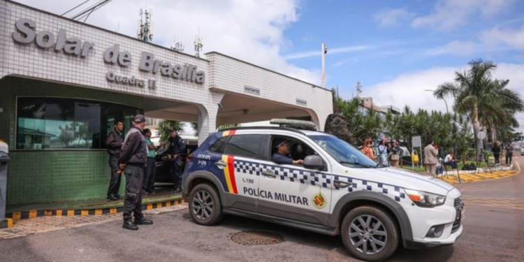 Alexandre de Moraes negou pedido de Bolsonaro para flexibilizar visitas na prisão domiciliar e reafirmou que o ex-presidente segue em regime fechado com restrições.