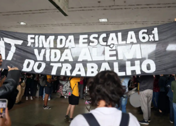 Pesquisa do Ministério do Trabalho mostra que 33,2% dos trabalhadores no Brasil seguem a escala 6x1. Governo discute redução da jornada para 40 horas semanais, com impactos sobre salários e economia.