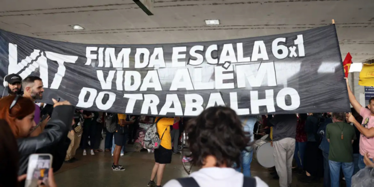Pesquisa do Ministério do Trabalho mostra que 33,2% dos trabalhadores no Brasil seguem a escala 6x1. Governo discute redução da jornada para 40 horas semanais, com impactos sobre salários e economia.