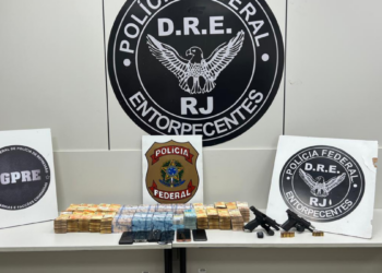 A Polícia Federal prendeu cinco suspeitos em Niterói, incluindo um policial militar, em operação contra organizações criminosas. Foram apreendidos R$ 800 mil, armas e celulares.