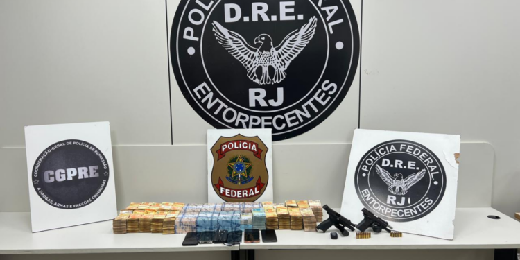 A Polícia Federal prendeu cinco suspeitos em Niterói, incluindo um policial militar, em operação contra organizações criminosas. Foram apreendidos R$ 800 mil, armas e celulares.