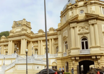 Nova lei no Rio de Janeiro estabelece regras para eleição indireta de governador e vice na Alerj em caso de vacância simultânea dos cargos nos dois últimos anos de mandato.