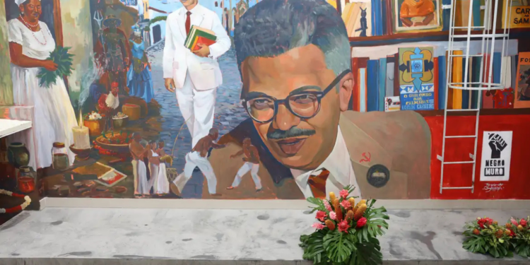 Um mural em homenagem a Edison Carneiro foi inaugurado no Museu do Folclore, no Rio de Janeiro. A obra do projeto Negro Muro celebra o legado do pesquisador da cultura popular brasileira.