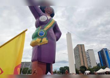 Estudo da União Interparlamentar e da ONU Mulheres mostra que apenas 1 em cada 7 países é liderado por uma mulher e que elas ocupam 27,5% das cadeiras parlamentares no mundo.