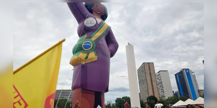 Estudo da União Interparlamentar e da ONU Mulheres mostra que apenas 1 em cada 7 países é liderado por uma mulher e que elas ocupam 27,5% das cadeiras parlamentares no mundo.