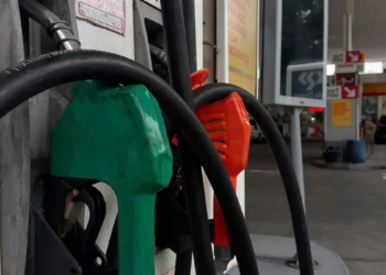 Petrobras aumenta o preço do diesel em R$ 0,38 por litro para distribuidoras. Governo zera PIS/Cofins temporariamente para reduzir impacto ao consumidor.