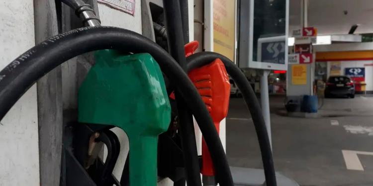 Petrobras aumenta o preço do diesel em R$ 0,38 por litro para distribuidoras. Governo zera PIS/Cofins temporariamente para reduzir impacto ao consumidor.