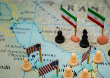 Tensão entre Estados Unidos, Israel e Irã provoca bloqueio no estreito de Ormuz, reduz fluxo global de petróleo e pode levar barril a até US$ 147, segundo analistas do mercado.