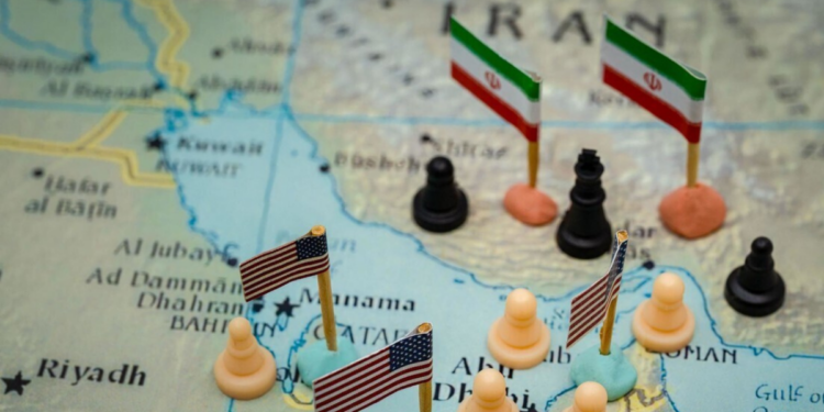 Tensão entre Estados Unidos, Israel e Irã provoca bloqueio no estreito de Ormuz, reduz fluxo global de petróleo e pode levar barril a até US$ 147, segundo analistas do mercado.