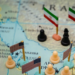 Tensão entre Estados Unidos, Israel e Irã provoca bloqueio no estreito de Ormuz, reduz fluxo global de petróleo e pode levar barril a até US$ 147, segundo analistas do mercado.