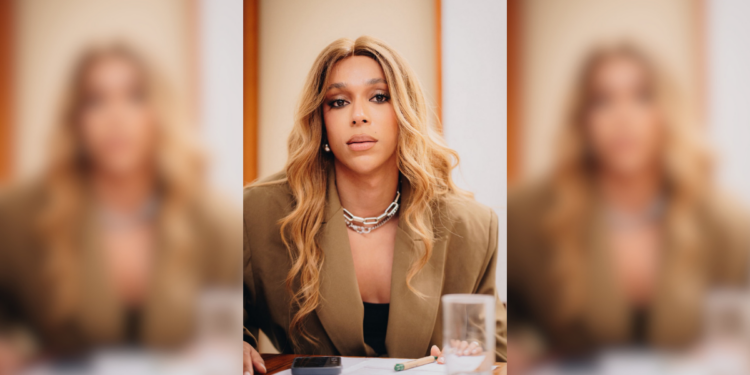 Erika Hilton (PSOL-SP) assume presidência da Comissão de Defesa dos Direitos da Mulher com 11 votos, tornando-se a primeira mulher trans no cargo. Parlamentares conservadores criticam, enquanto progressistas celebram.