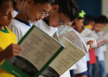 Projetos educacionais retornam às escolas municipais do Rio para incentivar a leitura de literatura indígena e promover educação antirracista entre estudantes.