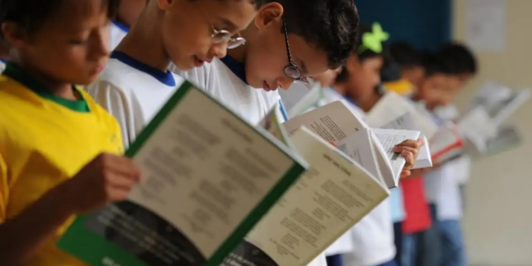 Projetos educacionais retornam às escolas municipais do Rio para incentivar a leitura de literatura indígena e promover educação antirracista entre estudantes.