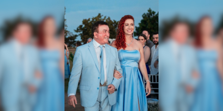 Lorena Batista, filha do cantor Amado Batista, faleceu aos 46 anos após lutar contra câncer no fígado com metástase. O cantor expressou sua dor nas redes sociais e cancelou shows previstos neste fim de semana.